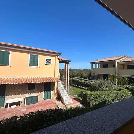 Con Piscina Baia Delle Mimose 别墅